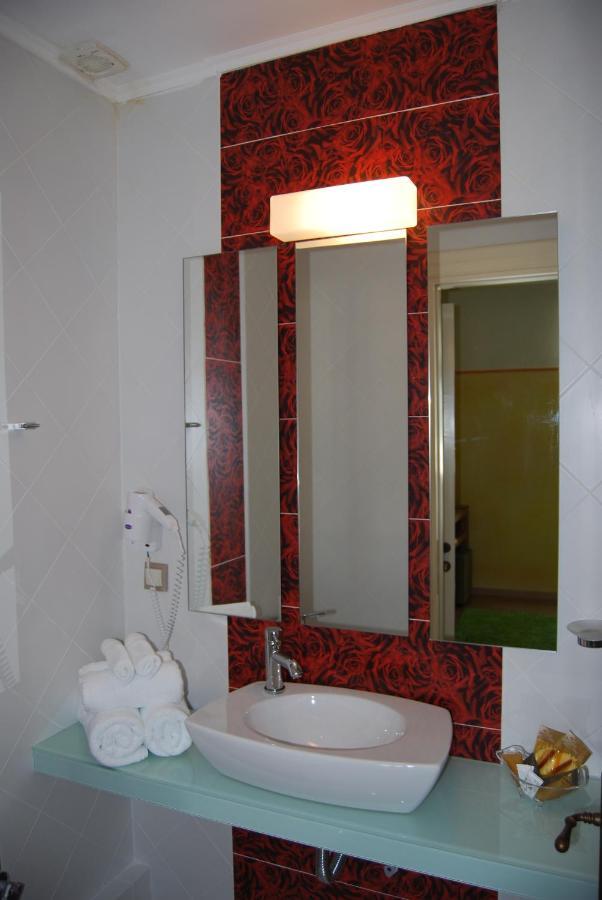 Room "Honeybee" In A Neoclassical House Костур Екстериор снимка
