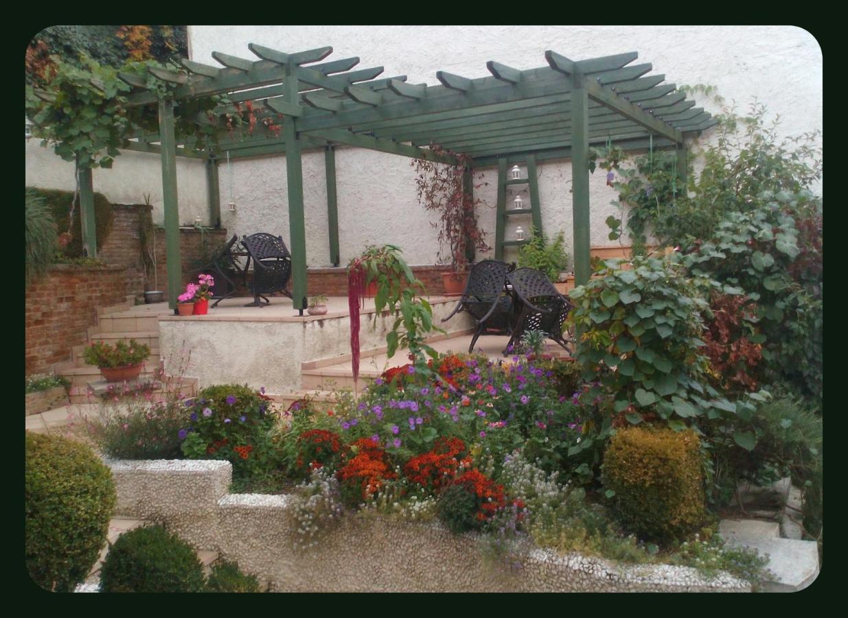 Room "Honeybee" In A Neoclassical House Костур Екстериор снимка