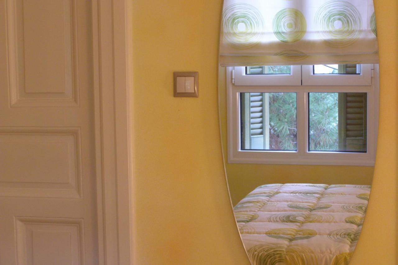Room "Honeybee" In A Neoclassical House Костур Екстериор снимка