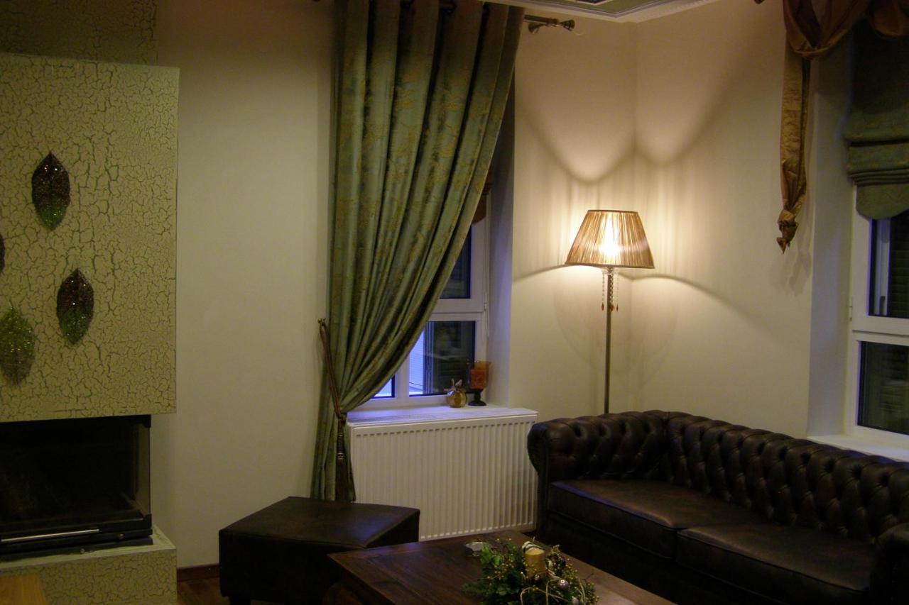 Room "Honeybee" In A Neoclassical House Костур Екстериор снимка